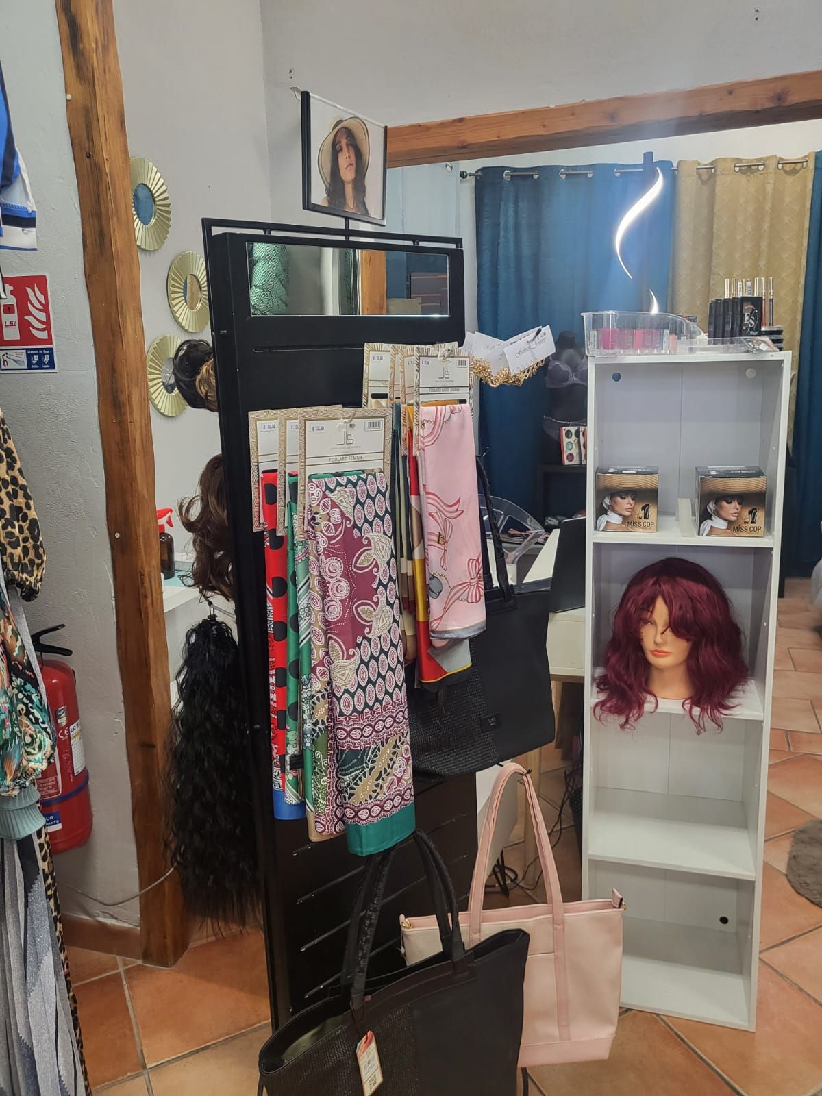 Intérieur boutique — accessoires et perruques